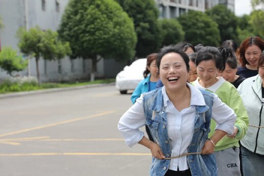 公司组织开展五一劳动节趣味接力赛