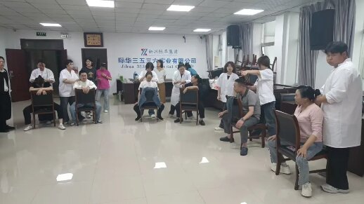 公司工会邀请中医志愿者开展职工健康服务活动